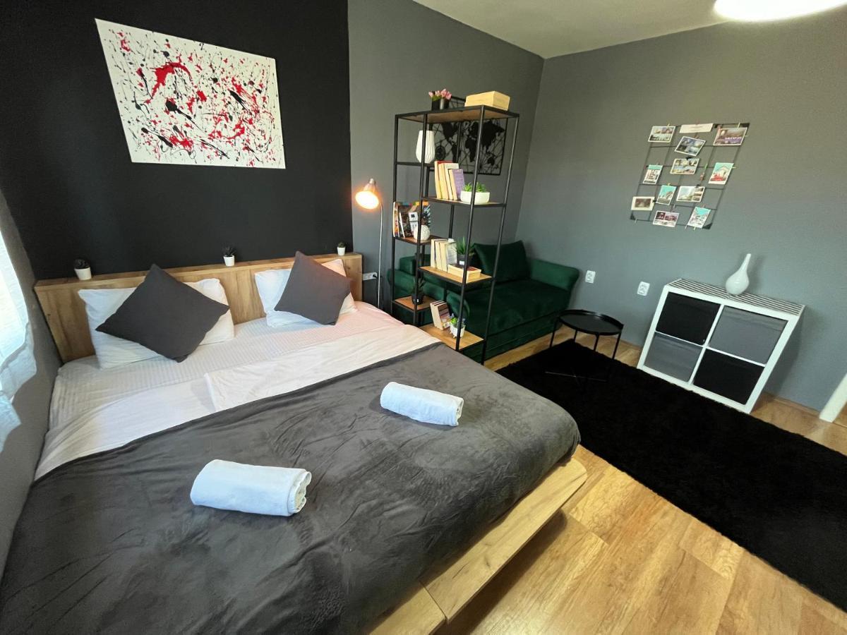 M - Square Private Rooms Skopje Zewnętrze zdjęcie